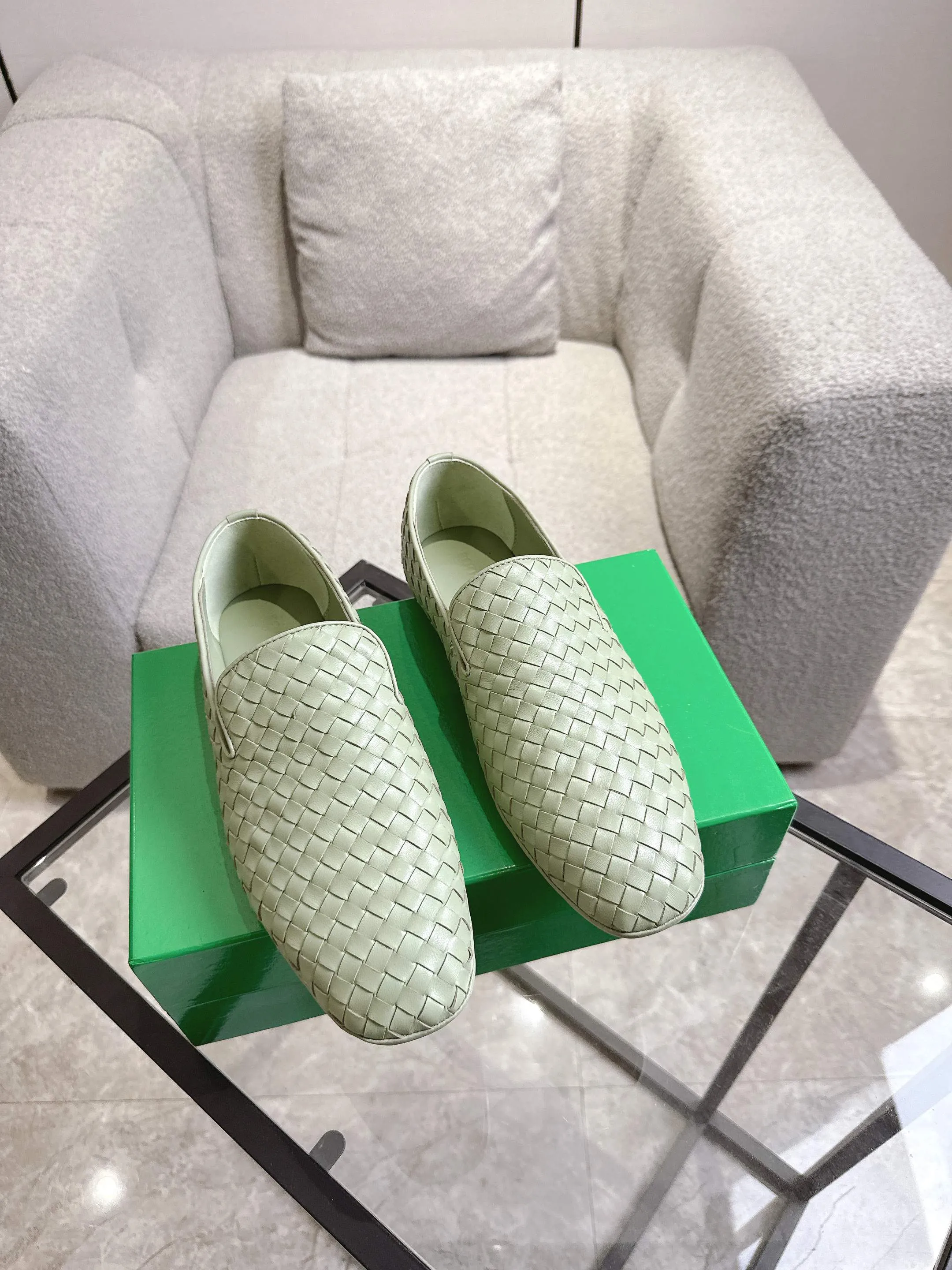 [BV] Top P: 760💰Size for couples: 35-44 (40.41 for women, 38 for men, 45.46.47, custom-made, non-returnable) Bottega Veneta 2025 autumn counter synchronized genuine leather outsole classic woven beanie shoes for couples, Bottega Veneta square-toe flat shoes, imported mixed sheepskin, imported sheep! Leather outsole! [Rose][Rose]! Purely hand-woven and operated, the original board is reproduced one-to-one! quality assurance!